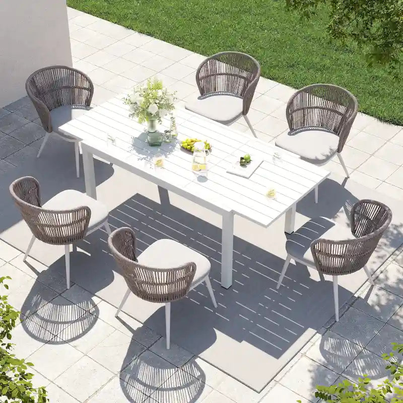 Chaises et table extensible pour salle à manger d'extérieur