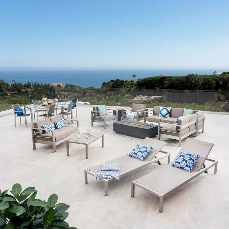 Ensemble de salle à manger 7 pièces Cape Coral, ensemble de canapés, salon de jardin 4 pièces, brasero et 2 chaises longues par Christopher Knight Home
