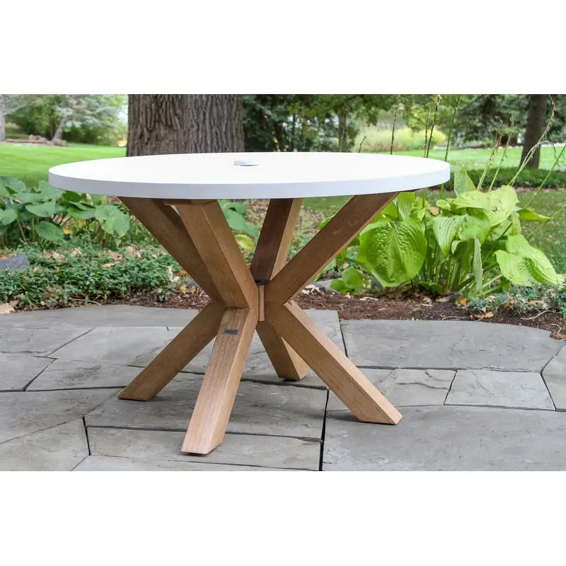 Table à manger Cordelia 48 en composite ivoire avec 4 chaises en corde de blé
