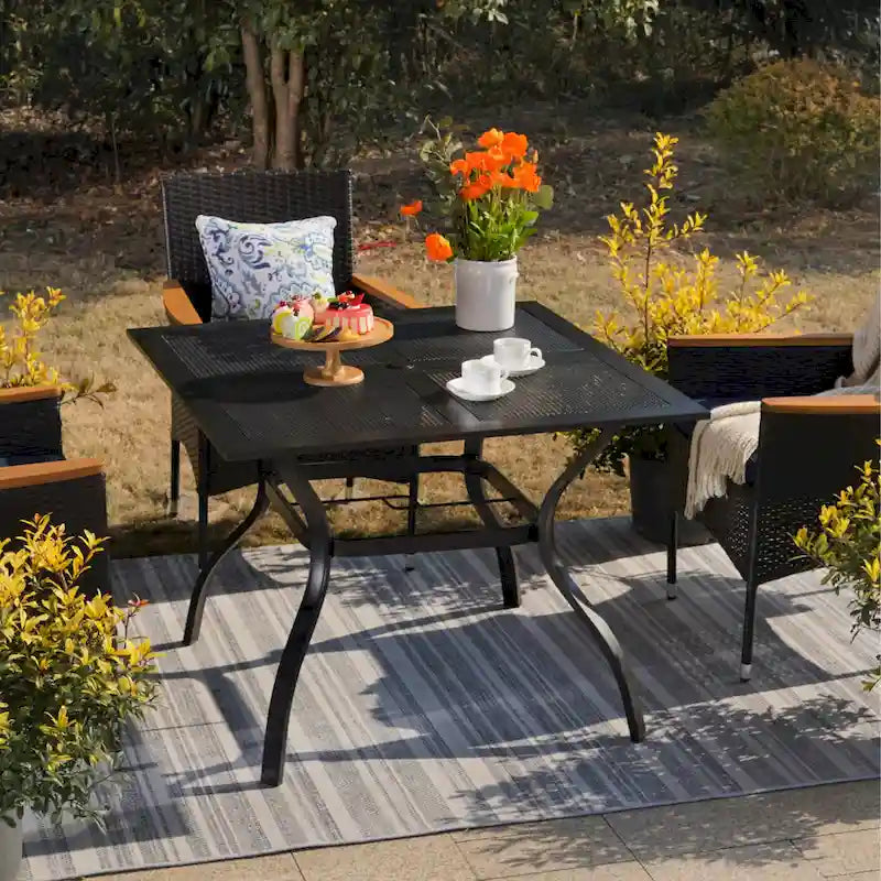 MFSTUDIO Ensemble de salle à manger de patio 5 pièces, 4 chaises pivotantes en tissu et table carrée en métal multi-usages de 94 cm avec trou pour parasol de 4 cm