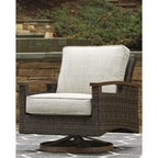 Table de foyer extérieur Signature Design by Ashley Paradise Trail marron/beige avec 4 chaises longues pivotantes Nuvella