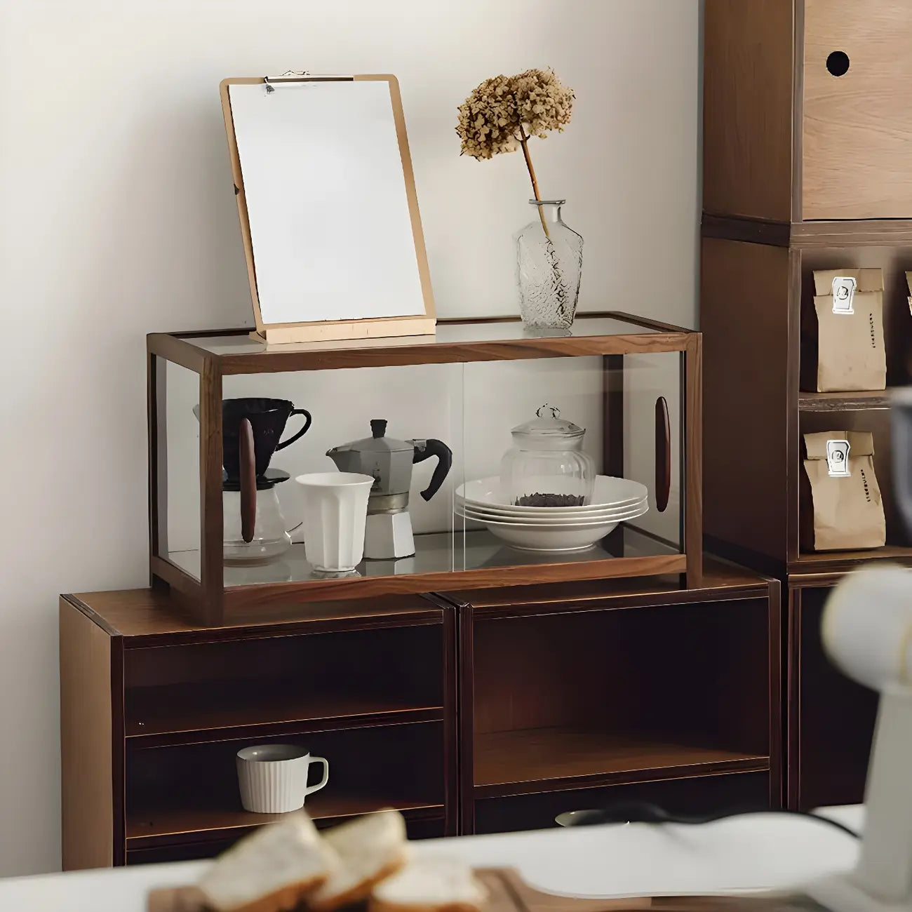 Élégante vitrine de collection en bois avec portes coulissantes